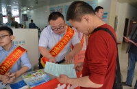 市人社局：“機(jī)關(guān)主題黨日”活動(dòng)  走出辦公室  服務(wù)在現(xiàn)場(chǎng)